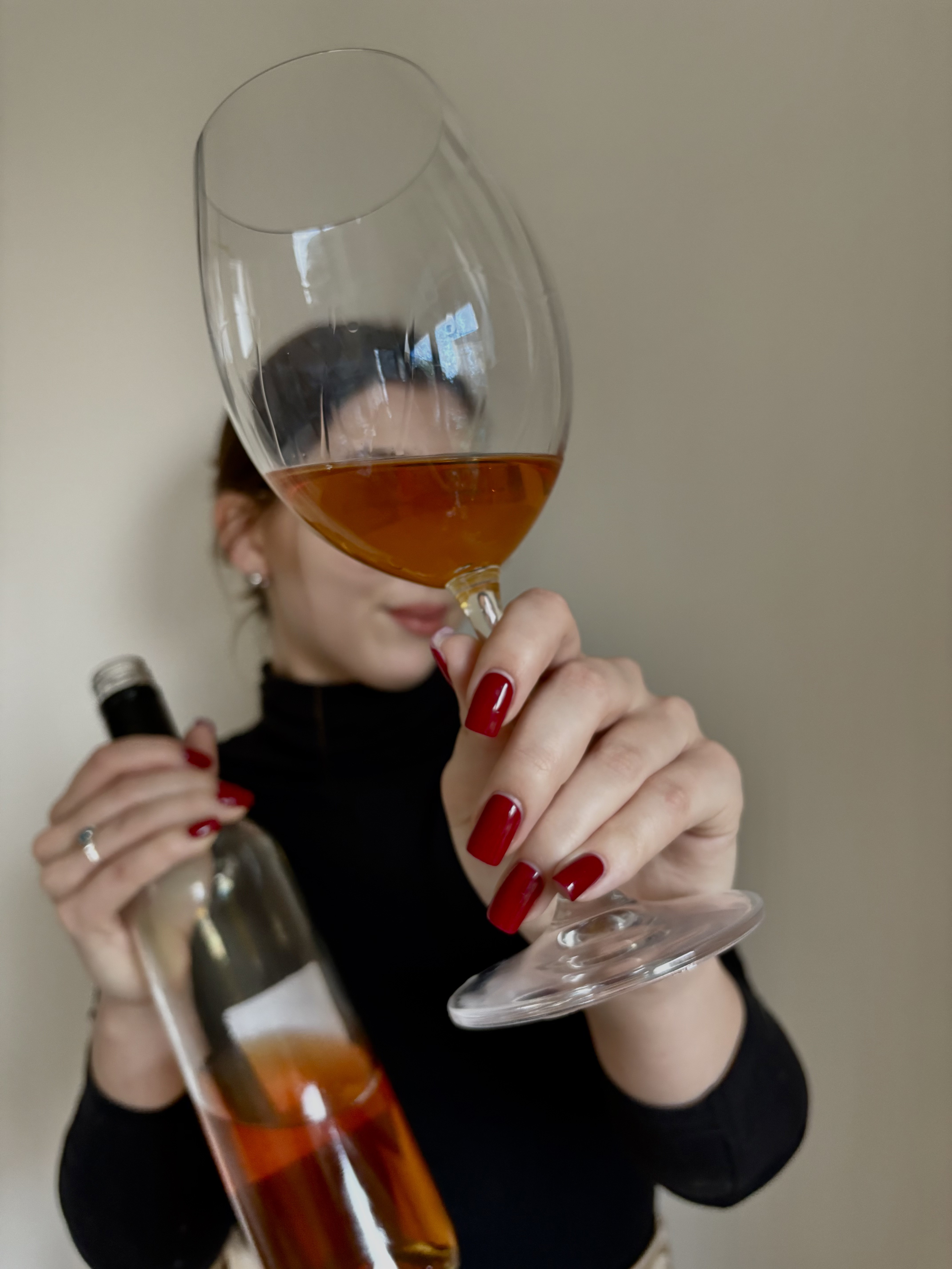 Natalia Zych degustująca wino pomarańczowe