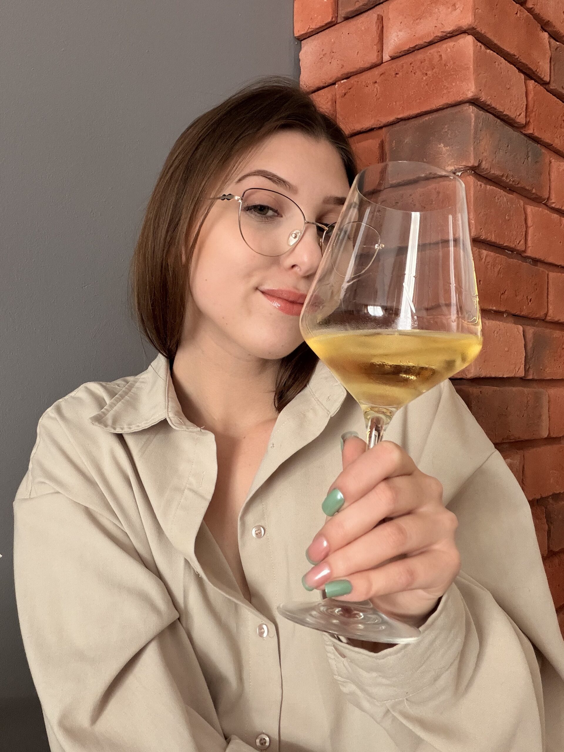 Natalia Zych, sommelierka Ta od Wina, wącha kieliszek z białym winem podczas degustacji prywatnej